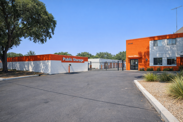 Facility photo: //images.sparefoot.com/medium/21516969f5fc14ed054.jpg
