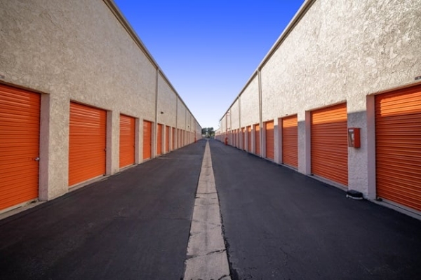 Facility photo: //images.sparefoot.com/medium/2151716883841581fff.jpg