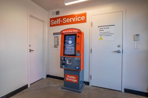 Facility photo: //images.sparefoot.com/medium/2151716939818242fd3.jpg