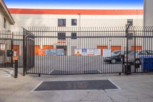 Facility photo: //images.sparefoot.com/medium/2151766877a64418ce7.jpg