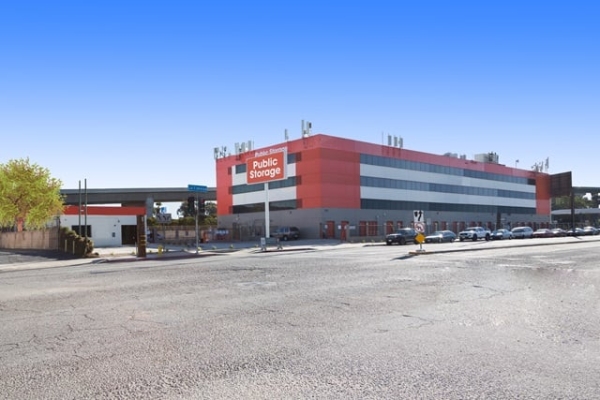 Facility photo: //images.sparefoot.com/medium/2151826884d566f14e5.jpg