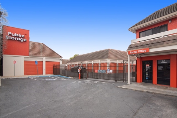 Facility photo: //images.sparefoot.com/medium/215183693ad554b97e4.jpg