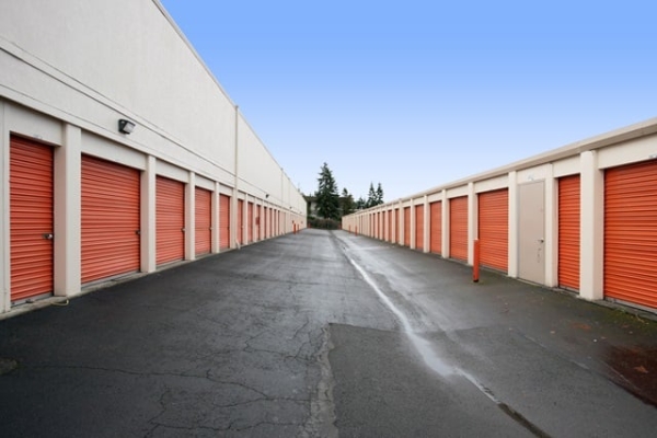Facility photo: //images.sparefoot.com/medium/215188687e3de28dbbc.jpg