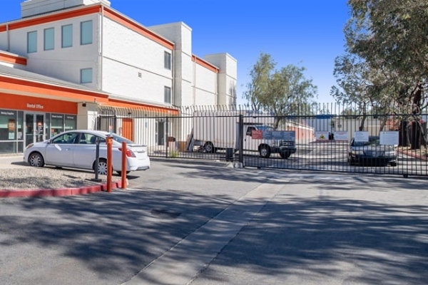Facility photo: //images.sparefoot.com/medium/215190688f61734d92e.jpg