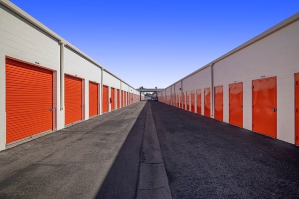 Facility photo: //images.sparefoot.com/medium/215198687a4969d3e7e.jpg