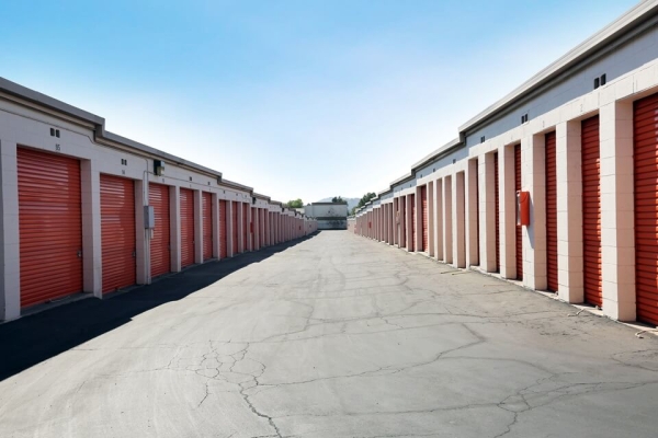 Facility photo: //images.sparefoot.com/medium/215199688e10b3bcf84.jpg