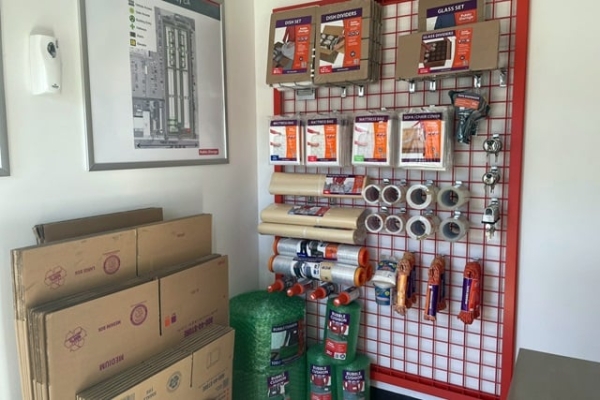 Facility photo: //images.sparefoot.com/medium/215199688f62714e7c1.jpg