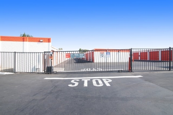 Facility photo: //images.sparefoot.com/medium/215206690b5d0c1685b.jpg