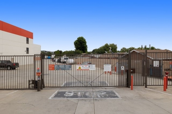 Facility photo: //images.sparefoot.com/medium/2152076953e189b1ce2.jpg