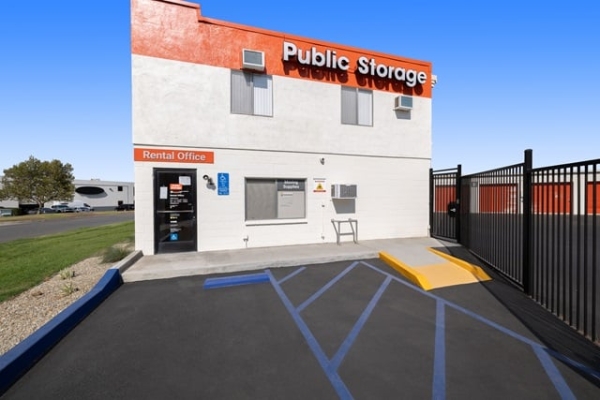 Facility photo: //images.sparefoot.com/medium/2152086890b3ddc300e.jpg