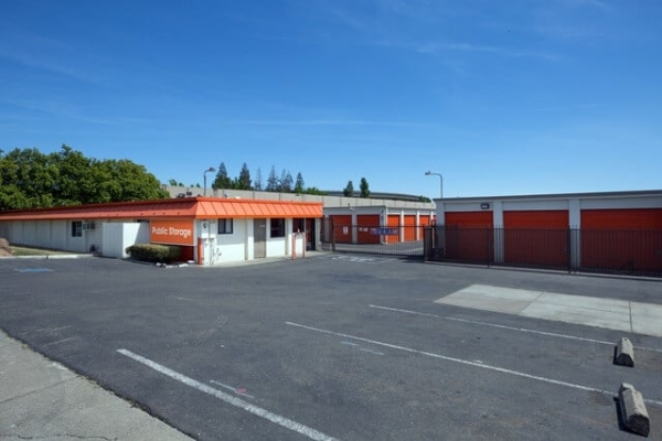 Facility photo: //images.sparefoot.com/medium/2152126890b3e6080fb.jpg