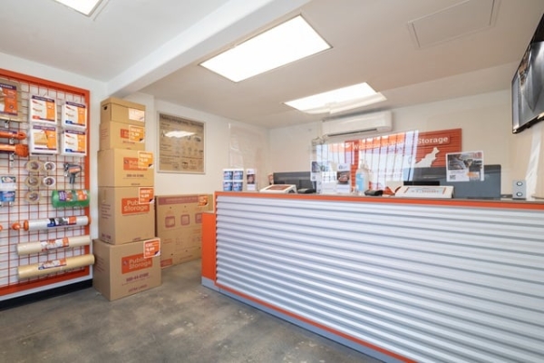 Facility photo: //images.sparefoot.com/medium/215218689f33e41c7fc.jpg
