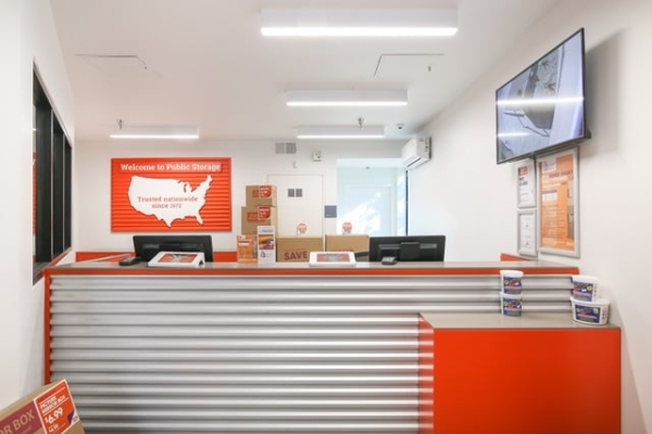 Facility photo: //images.sparefoot.com/medium/2152216877a6ec5c560.jpg
