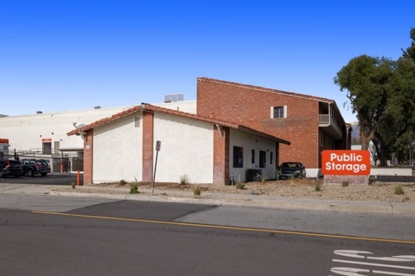 Facility photo: //images.sparefoot.com/medium/215226688e10a9af4bd.jpg