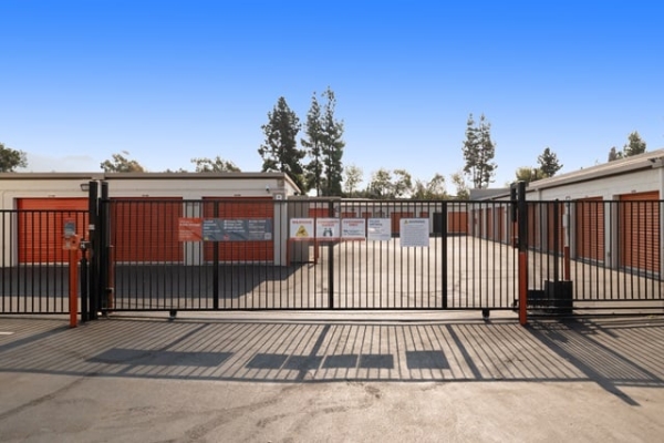 Facility photo: //images.sparefoot.com/medium/215229695e6c6ce5bf4.jpg