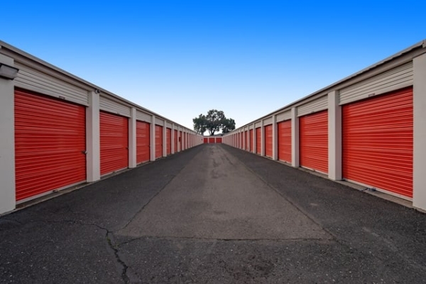 Facility photo: //images.sparefoot.com/medium/215233688e10bca5047.jpg