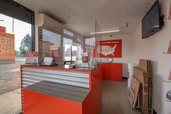 Facility photo: //images.sparefoot.com/medium/215233688e10bdd67e2.jpg