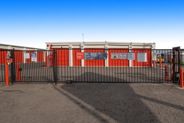 Facility photo: //images.sparefoot.com/medium/215233693981abb56d0.jpg