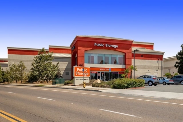 Facility photo: //images.sparefoot.com/medium/215238688e10370c8f1.jpg