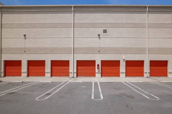 Facility photo: //images.sparefoot.com/medium/215238688e10381dcc5.jpg