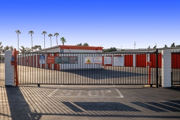 Facility photo: //images.sparefoot.com/medium/215242693ad54622c4c.jpg