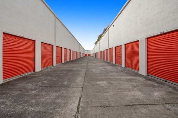 Facility photo: //images.sparefoot.com/medium/2152436890b37e3af16.jpg