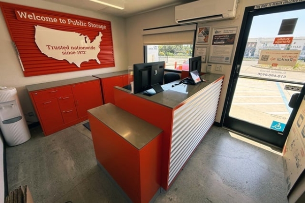 Facility photo: //images.sparefoot.com/medium/2152436890b37f30a88.jpg