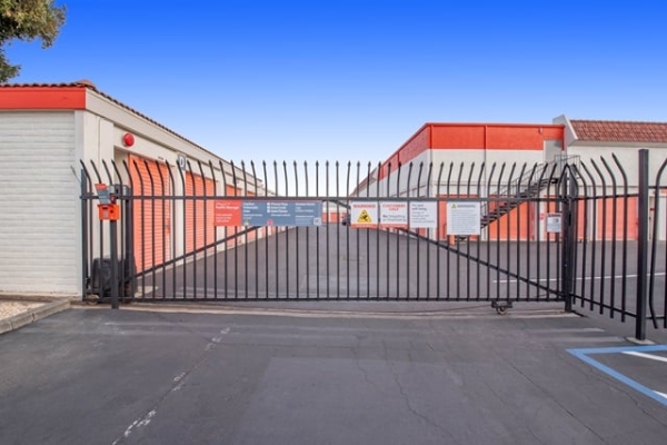 Facility photo: //images.sparefoot.com/medium/215244688e104e865c6.jpg