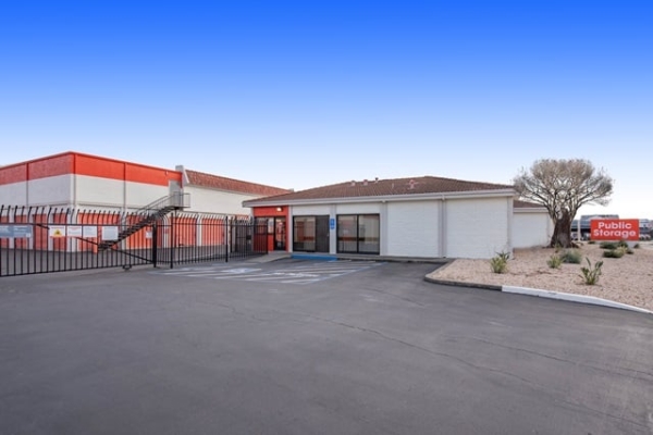 Facility photo: //images.sparefoot.com/medium/215244691c905c622e7.jpg