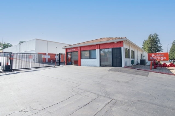 Facility photo: //images.sparefoot.com/medium/2152506890b3f1a4da8.jpg