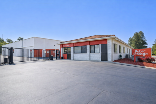 Facility photo: //images.sparefoot.com/medium/21525069f4ab7b670f6.jpg