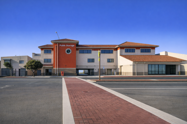 Facility photo: //images.sparefoot.com/medium/21525369f4ab8a98f6e.jpg