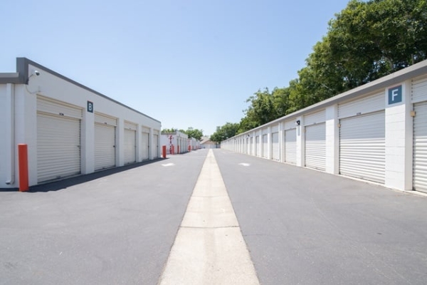 Facility photo: //images.sparefoot.com/medium/215256688f619878bd6.jpg