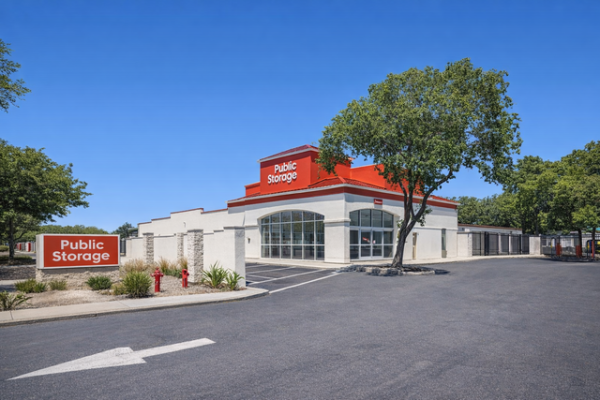 Facility photo: //images.sparefoot.com/medium/21525669f4ab015fb08.jpg