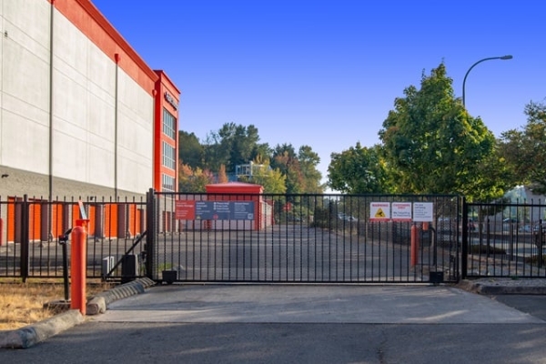 Facility photo: //images.sparefoot.com/medium/215260690cae776582a.jpg