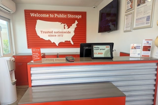 Facility photo: //images.sparefoot.com/medium/215263698f3391a07f3.jpg