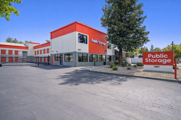 Facility photo: //images.sparefoot.com/medium/21526569e4d9384d90f.jpg