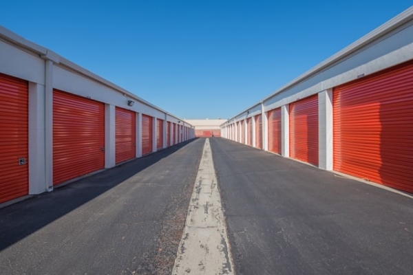 Facility photo: //images.sparefoot.com/medium/215268693981360d117.jpg