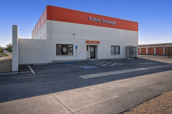 Facility photo: //images.sparefoot.com/medium/21526869f5fc7e56cee.jpg