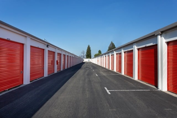 Facility photo: //images.sparefoot.com/medium/215269688f6247f3fe9.jpg
