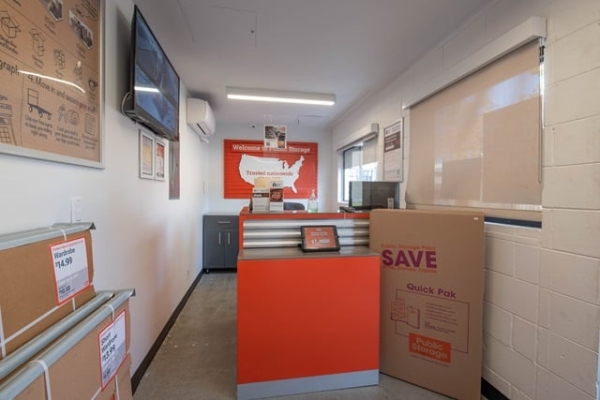 Facility photo: //images.sparefoot.com/medium/215274688f61ea1e292.jpg