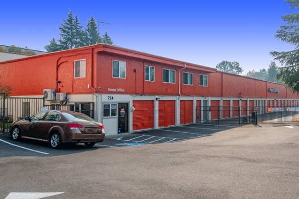 Facility photo: //images.sparefoot.com/medium/215280687e3e1e83a23.jpg