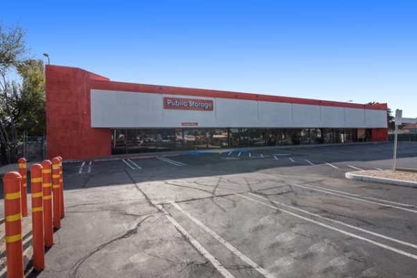 Facility photo: //images.sparefoot.com/medium/215283688e10a018dd5.jpg