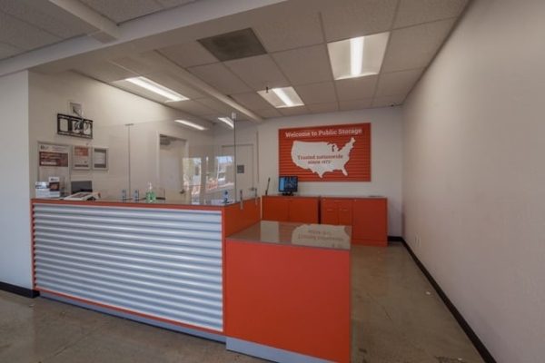 Facility photo: //images.sparefoot.com/medium/215283688e10a24244e.jpg