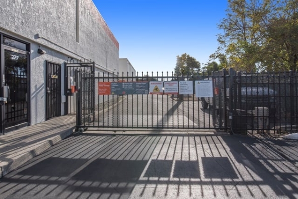 Facility photo: //images.sparefoot.com/medium/215283688e10a36177a.jpg