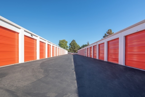 Facility photo: //images.sparefoot.com/medium/21528568c963eb9e3b3.jpg