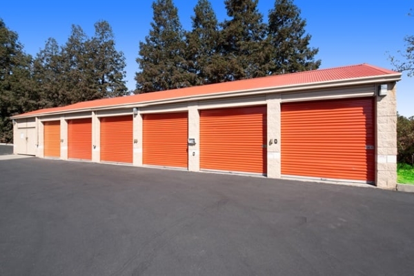 Facility photo: //images.sparefoot.com/medium/2152966890b3c99c653.jpg