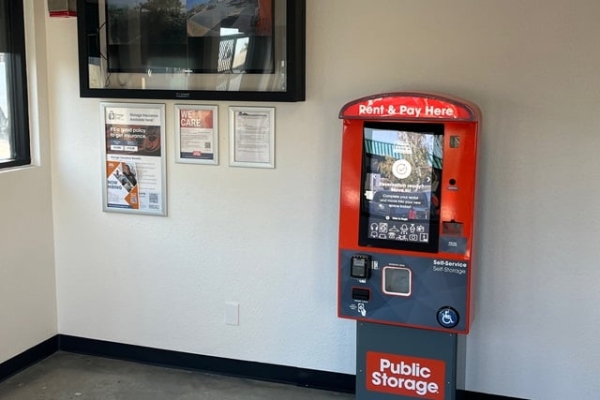 Facility photo: //images.sparefoot.com/medium/215300688f6250410b2.jpg