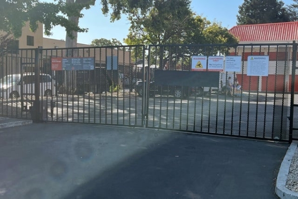 Facility photo: //images.sparefoot.com/medium/215300688f625140938.jpg