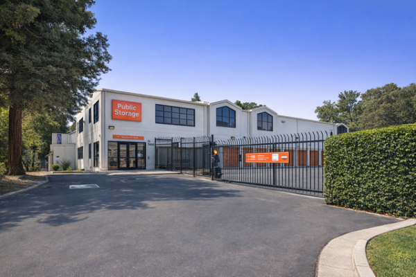 Facility photo: //images.sparefoot.com/medium/2153016a56362e3a93f.jpg
